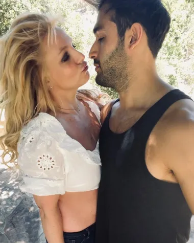 2021. definitivno je godina koju ćemo pamtiti po ovom selfiju - simbolu oslobođenja pop princeze Britney Spears. Naime, nakon gotovo 14 godina tijekom kojih nije imala kontrolu nad vlastitim životom i bogatstvom, sud je presudio kako oduzima skrbništvo njezinog oca nad njome te je tako Britney napokon slobodna činiti što god želi. Tako se i zaručila za svog partnera, Sama Asgharija, s kojim navodno planira osnovati i obitelj. 