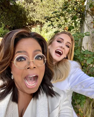 Adele, glazbena diva neopisivog glasa, nakon dugog izbivanja s glazbenih lista, vratila se na scenu. Naime, u listopadu ove godine Adele je objavila svoj novi album &quot;30&quot; posvećen temama razvoda, pronalaženja sebe i novog početka, a da je okrenula novu stranicu u životu otkrila je i u jednom od najgledanijih intervjua godine, koji je dala upravo velikoj Oprah. Ovaj selfi nastao je nakon snimanja, a na njemu se itekako vidi kako Adele sjaji novim sjajem. 
