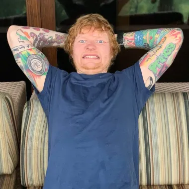 Nakon što je od glazbe uzeo malu pauzu kako bi se posvetio obiteljskom životu i svojom malenoj kćerkici, megapopularni glazbenik Ed Sheeran ove se godine vratio na glazbene ljestvice u velikom stilu. Objavio je svoj novi album &quot;Equals&quot; koji je odmah oborio sve rekorde slušanosti i prodaje, a nama podario i nekoliko genijalnih novih hitova koji su postali soundtrack godine na izmaku. 