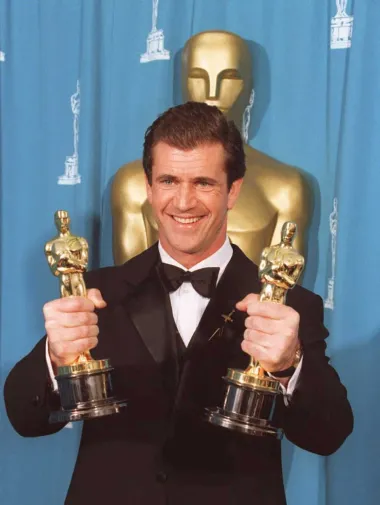 1995. dogodilo se ono što se u Hollywoodu do tada rijetko kad dogodilo – Mel Gibson je istovremeno pobrao dva Oscara, za režiju i za najbolji film godine. Kako je to moguće? Jednostavno. Isprva mu je bila ponuđena uloga u filmu „Hrabro srce“, no on je nakon promišljanja shvatio da ju toliko želi da je sam režirao cijeli film i uz to glumio glavnu ulogu u njemu. U filmu, Gibson se pojavio kao sir William Wallace, škotski borac za slobodu iz trinaestog stoljeća. U intervjuima je rekao kako je pokušavao snimiti film sličan spektaklima kakve je volio u djetinjstvu, kao što su „Spartak“ Stanleyja Kubricka i „Velika zemlja“ Williama Wylera. Snimanje je počelo u škotskim planinama. Nakon saznanja da je ta lokacija jedna od najkišovitijih u Europi, snimanje se preselilo u Irsku, gdje su članovi irske vojske poslužili kao statisti u scenama bitki. Sekvenca „Bitke kod Stirlinga“ u „Hrabrom srcu“ smatra se jednom od najbolje režiranih borbenih scena u filmskoj povijesti. Ovom je filmskom uspješnicom Gibson dokazao kako nije samo dobar glumac i zgodan holivudski frajer, već i iznimno talentiran redatelj i producent. Iz njegove su filmske radicionice kasnijih godina tako potekla još dva kontroverzna i vrlo hvaljena filma „Pasija“ i „Apocalypto“, a u oba dva slučaja radilo se o pravim kinematografskim spektaklima. 