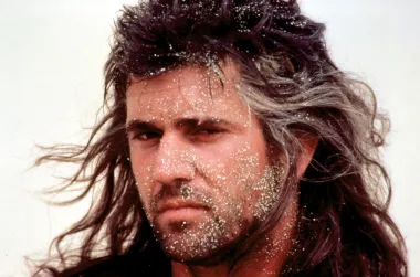 Činilo se tako da je 1990-ih Melu apsolutno sve išlo za rukom. Redao je filmski uspjeh za uspjehom, ostvario brojne slavne uloge te postao najplaćeniji glumac Hollywooda. No, ono što nitko nije znao je to da se Mel bori s ovisnošću o alkoholu i da ima probleme s napadima agresije. Glumac je oduvijek navodno teško obuzdavao svoj bijes, a pretjerano je uživao u alkoholu još od ranih 1980-ih.  Baš zbog te pogubne kombinacije je često bio na meti kritika ljudi s kojima je blisko surađivao, poput kolege mu Anthonyja Hopkinsa koji ga nije mogao smisliti. Unatoč tim negativnim karakteristikama, Mel je dugo odolijevao tome da se za njegove mane pročuje i u javnosti - no onda se odjednom jako poskliznuo i nepovratno si uništio imidž. 