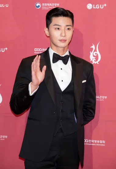 Park Seo-joon je južnokorejski glumac, a ovaj 33-godišnjak najpoznatiji je po glavnim ulogama u televizijskim serijama &quot;Kill Me, Heal Me&quot;, &quot;She Was Pretty&quot;, &quot;Hwarang: The Poet Warrior Youth&quot; i &quot;Fight for My Way&quot;.