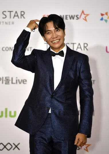 Lee Seung-gi je južnokorejski pjevač, glumac, voditelj i zabavljač. Kao pjevač ima brojne hitove, a ovaj svestrani 34-godišnjak može se, osim izgledom, pohvaliti i time što se nalazi na listi najbolje plaćenih korejskih glumaca u 2021.