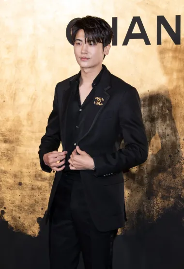Park Hyung-sik 30-godišnji je južnokorejski pjevač, glumac i plesač. Član je južnokorejske dječačke grupe ZE:A i njene podgrupe ZE:A Five, a kao glumac poznat je po ulogama u filmovima &quot;The Heirs&quot;, &quot;High Society&quot; i &quot;Hwarang: The Poet Warrior Youth&quot;.