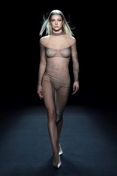 Modni brend Mugler prošle nas je godine počastio naprosto prekrasnim kreacijama kojima je svima bilo zajedničko to da su gotovo kompletno prozirne. Ova divna haljina tako je skroz prozirna, ali i prožeta grafičkim linijama i ukrašena krstalima koji cijelom looku podaruju posebno elegantan dojam. 