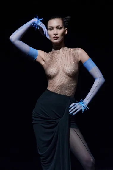 Modna kuća Mugler poznata je po eleganciji i profinjenosti, a točno takav je i ovaj senzacionalni poluprozirni look koji je na pariškom Tjednu mode ove jeseni hrabro isfurala Bella Hadid, najtraženija manekenka svijeta. Igra duge suknje, plavih rukavica do ramena i kristalića na prozirnom bodiju izgledala je spektakularno. 