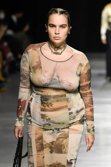 Protekla je godina bila u znaku modnih revolucija. Osim što su trans modeli postali svakodnevica na naslovnicama modnih časopisa, isto tako smo sve više i više svjedočili rastu popularnosti plus-size modela i manekenki. Ovaj look pojavio se na modnoj pisti u New Yorku, a osim neobične haljine s poluprozirnim printom, pozornost nam je svakako privukla i manekenka koja se ne uklapa u standardne 90-60-90 mjere modeling svijeta. Svaku inkluzivnost podržavamo, pa tako i ovu!