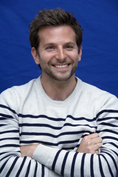 Unatoč tome što danas Bradley Cooper slovi za iznimno zgodnog muškarca koji se čak nekoliko puta našao na vrhu liste najzgodnijeg glumca svijeta, nije oduvijek bio toliko popularan. Naime, Cooper je rođen u Philadelphiji, gdje je i odrastao, a često je u intervjuima pričao da su ga zbog izgleda zezali dok je bio mali. &quot;Ljudi su mislili da sam djevojčica jer sam tako izgledao. Imao sam dugu kosu pa je možda i to razlog&quot;, rekao je jednom te priznao kako je zbog zadirkivanja vršnjaka dugo imao probleme sa samopouzdanjem. Srećom, gluma mu je uvelike pomogla da se oslobodi strahova te postane karizmatičan šarmer kakvim ga poznajemo. 
