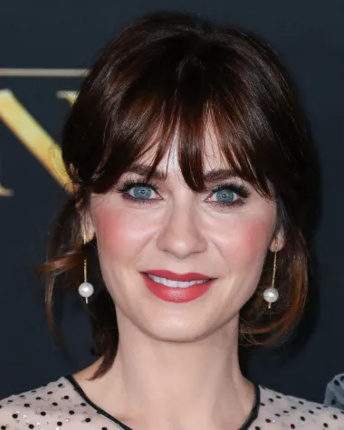 Zooey Deschanel je glumica koja se proslavila ulogama neobičnih, pomalo otkačenih djevojaka u romantičnim komedijama i sitcomima, a na njezinom putu do slave svakako su joj pomogle i izražajne, vrlo upečatljive plave oči. U kombinaciji, odnosno kontrastu, s njezinom vječno tamnom kosom, plave oči Zooey nisu mogle proći nezapaženo, pa mnogi smatraju kako su upravo one i najveći adut lijepe glumice. Osim glumom, Zooey se bavi i glazbom i produkcijom, a svaki svoj projekt pretvori u uspjeh, pa je i multitalentirana, osim što je i lijepa. 