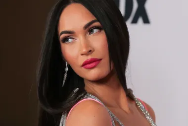 Megan Fox je postala seks-simbol generacije preko noći i to nakon svog pojavljivanja u blockbusteru &quot;Transformeri&quot;. Od tada do danas, ova prekrasna glumica ne prestaje podizati prašinu svojim izgledom. Osim divnih plavih očiju, može se pohvaliti i besprijekornom figurom, a iako ju mnogi optužuju za ubrizgavanje botoksa u lice i korekcije nosa kod plastičara, Megan nikada nije priznala da je bilo kakvim estetskim zahvatom narušavala svoju prirodnu ljepotu. 