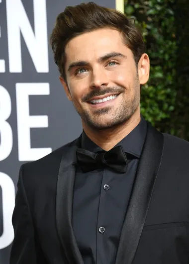 Zac Efron proslavio se još kao klinac, a do danas je od teen zvijezde izrastao u holivudskog frajera koji ima već 34 godine te oduzima dah i tijelom i pogledom. Naime, plavooki Zac je slavu stekao svojom ulogom u trilogiji &quot;High School Musical&quot; te postao miljenik tinejdžerica diljem svijeta. Danas iza sebe ima već niz uspješnih i mnogo ozbiljnijih projekata, a trenutno se bavi svojim velikim Netflix projektom, dokuserijalom &quot;Down to Earth with Zac Efron&quot; u kojem istražuje ljepote naše planete. 