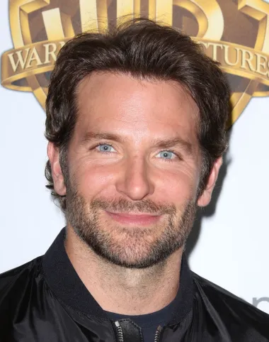Bradley Cooper je nekoć bio okarakteriziran kao glumac koji ponajviše glumi u komedijama, no posljednjih se godina u njegovoj karijeri dogodio pravi preporod. Naime, nakon što je režirao svoj film &quot;Zvijezda je rođena&quot; te za njega dobio cijeli niz nominacija za Oscara, Bradley je postao cijenjen kao jedan od najtalentiranijih glumaca današnjice. Osim toga što su njegove plave oči zavele brojne obožavateljice, pod njihovim su šarmom poklekle i neke slavne dame poput Irine Shayk i Jennifer Esposito. 