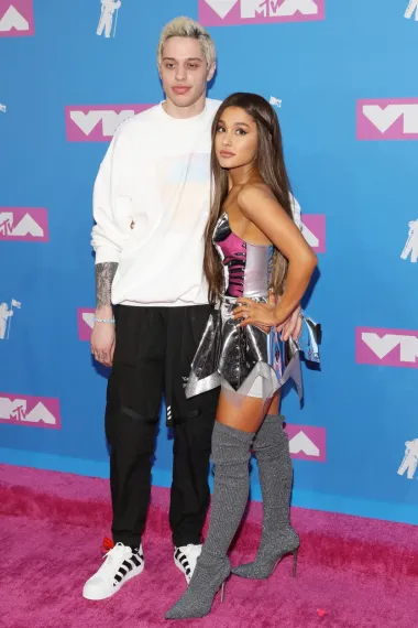 Pop zvijezda i voditeljica američkog The Voicea Ariana Grande postala je poznata još u mladim danima, ali za razliku od svoje bivše Disney kolegice  Zendaye koja je vrlo visoka, Grande nije doživjela nagli rast, a visoka je tek 157 centimetara. S druge strane, ona se osjeća jako dobro i samouvjereno u svojoj koži, a jednom je prilikom čak i tvitala o svojoj visini, rekavši da je &quot;#funsized&quot;.