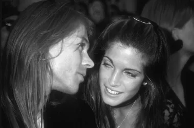 Legendarna manekenka Stephanie Seymour početkom 1991. se strastveno zaljubila u zločestog dečka, pjevača Axla Rosea, frontmena grupe &quot;Guns N&apos; Roses&quot;. Seymour je tada bila između dva svoja braka te je u vezi s Axlom provela dvije godine, da bi na kraju 1993. sve iznenada, na iznenađenje mnogih, preko noći prekinula i ubrzo se udala za multimijunaša Petera Brandta. Navodno je ovaj par u jednom trenutku čak bio i zaručen, a Seymour se pojavila i u dva video spota za pjesme &quot;Guns N&apos; Rosesa&quot;. 