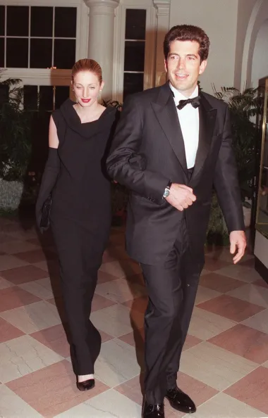 Carolyn Bessette i John F. Kennedy Jr. bili su zvjezdani, politički par 1990-ih, no njihova je ljubavna priča završila tragično. Naime, ovaj bračni par koji su mnogi nazivali i američkom aristokracijom, završio je svoje živote kada im se avion srušio u more nedaleko Bostona. U njemu su oboje poginuli, kao i Carolynina sestra. Upoznali su se 1992., ubrzo zaručili, a svoju su vezu inače skrivali od javnosti koliko su mogli. Sve je djelovalo idilično kada su se vjenčali 1996. na malom privatnom otočiću, no eto, već tri godine kasnije, 1999., su poginuli u fatalnoj nesreći. 