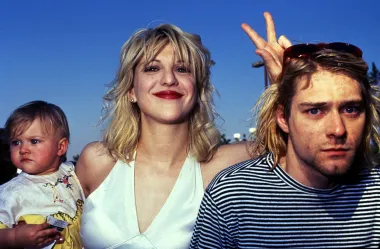 Courntey Love i Kurt Cobain su definitivno legendarni par 1990-ih no njihova je romansa završila tragično. Kao što znamo, frontmen &quot;Nirvane&quot; Cobain se upucao u glavu 1994. te tako za sobom ostavio Courtney i njihovu kćerkicu Frances Bean. Par se upoznao 1990., no vezu nisu započeli sve do 1991. Kurt je tada već bio na vrhuncu slave te klinički depresivan, a prema mnogim navodima, Courtney je bila ta koja mu je raspoloženje popravljala - heroinom. Mnogi fanovi &quot;Nirvane&quot; do danas optužuju pjevačicu kako je upravo ona odvela Kurta u njegovu smrt. Kombinacija depresije, pritiska slave i droge nagnala je Kurta da se više puta pokuša ubiti, a u konačnici mu je to i pošlo za rukom. 