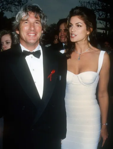 Cindy Crawford i Richard Gere upoznali su se na roštilju kod prijatelja 1988., a ubrzo su postali i najljepši holivudski par. Svijet ih se nije mogao zasititi. On je bio velika filmska zvijezda, a ona mnogo mlađa manekenka prekrasnog lica i tijela - zajedno su bili par iz snova. Vjenčali su se 1991., kada je njoj bilo 26, a njemu 42 godine, no iako se sve isprva činilo savršeno - rastali su se nakon 4 godine, 1995. Cindy je kasnije mnogo puta progovorila o tome zašto se ta veza raspala te sve pripisala razlici u dobi - ona je bila prenezrela za brak, a on je pak od nje očekivao stvari koje mu nije mogla pružiti. Ipak, Cindy i Richard danas su dobri prijatelji. 