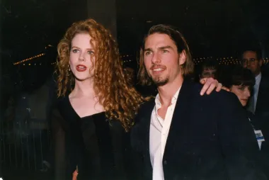 Ovaj celebrity par obilježio je 1990. vjerojatno više no i jedan drugi. Oboje na vrhuncu slave i uspjeha, Nicole Kidman i Tom Cruise bili su bračni par iz snova. Zajedno su posvojili dvoje djece te se neprestano pojavljivali zagrljeni na crvenim tepisima, a njihova je ljubavna priča započela 1990. na snimanju zajedničkog filma, a vjenčali su se samo 6 mjeseci poslije. Zajedno su bili više od desetljeća, no 2001. je svemu došao kraj i par se razveo. Nicole i Tom nikada jedno drugo nisu razvlačili po medijima niti govorili o razlozima svog prekida, no ono što znamo je to da su već na snimanju &quot;Oči širom zatvorenih&quot; imali ozbiljne probleme u braku. Dakle, od 1999. do 2001. je nešto u njihovu odnosu jako pošlo po zlu. 