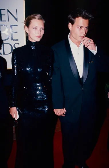 Manekenka i glumac bili su &apos;it&apos; par 1990-ih. Naime, nakon što je početkom 1990-ih bio u legendarnoj vezi s kolegicom glumicom Winonom Ryder, Depp se zaljubio u Kate Moss, tada jednu od najtraženijih manekenki svijeta. Par je ljubovao tri godine. od 1994. do 1997., a iako se šuškalo kako će se vjenčati i zanosvati obitelj - to se nije dogodilo. Navodno je Depp bio taj koji nije dovoljno poštovao Kate te joj nije poklanjao pažnju koju je zasluživala. Sam glumac u jednom je intervjuu priznao kako je on bio razlog prekida njihove veze. Također, prije par godina se šuškalo o spektakularnim optužbama da je Kate u naletu bijesa jednom gurnuo niz stepenice, no te se optužbe nikada nisu dokazale. 
