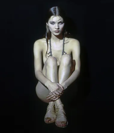 &quot;Ona ima tu djetinjastu, a istovremeno ženstvenu vibru. To je vrsta seksipila za koju mislim da je vrlo uzbudljiva&quot;, rekao je Calvin Klein za časopis People 1992. godine. Ta je seksipilnost izazvala mnogo kontroverzi kada su, u proljeće 1993., gole slike mršave manekenke došle u časopise, na velike plakate i potaknule uspon anti-supermodela - mršave verzije Amazonki, kao što su Cindy Crawford i Linda Evangelista. Oglasi koji prikazuju Moss u toplesu samo su dodali plamen na vatru. &quot;To je samo zato što izgledam kao da imam 12&quot;, rekla je tada Moss za časopis People i tako započela eru &apos;heroin chic&apos; izgleda. 