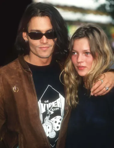 Sedamdesete su imale Sida i Nancy, ali 90-ih je sve bilo oko Johnnyja Deppa i Kate Moss. Od 1994. do 1998. bili su među &apos;it&apos; parovima u Hollywoodu. Mnogo je priča iz njihove veze, ali ako ostavimo glamurozne tračeve na stranu, ovaj  par zaslužan je za mnoge stylish trenutke - uključujući slavno fotografiranje iz 1994. s Annie Leibovitz - koje će zauvijek živjeti u našim stilom opsjednutim srcima.