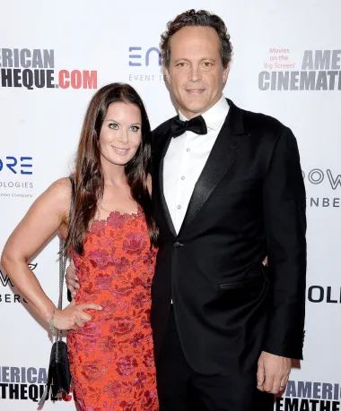 Vince Vaughn i Kyla Weber još su jedan par na ovoj našoj listi koji dokazuje kako uopće nije bitno je li jedna osoba u vezi slavna, a druga pak nije. Naime, par se vjenčao u siječnju 2010. godine, a upoznali su se na jednom vjenčanju 2008. godine. Weber je odrasla na malenoj farmi u mjestu Blackie koje broji oko 400 stanovnika, a u vrijeme upoznavanja s glumcem radila je kao agentica za nekretnine. Budući da je živjela daleko, ispočetka je glumac bio nervozan zbog veze s njom jer je bila jedna od najboljih prijateljica iz djetinjstva supruge njegovog prijatelja. Mislio je da će, ako prekinu, cijela situacija u njihovom zajedničkom krugu prijatelja postati dosta neugodna. No, srećom, to se nije dogodilo. Postali su nerazdvojni, a imaju i dvoje zajedničke djece. 