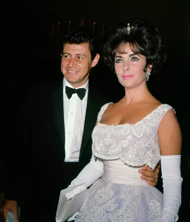 Mediji su odmah napravili veliku buku oko afere, no paru to nije smetalo. Naime, Debbie Reynolds bila je Lizina bliska prijateljica te nije mogla vjerovati kada joj je glumica preotela muža. U to vrijeme njihova je veza bila najveća vijest u Hollywoodu. Vjenčali su se 1959. godine, a kasnije je Elizabeth priznala kako se za njega udala samo kako bi zaliječila slomljeno srce. Rekla je kako joj je njezina tuga za poginulim suprugom Toddom pomutila razum te da se inače nikada ne bi upustila u vezu, a kamoli brak, s Fisherom. Razveli su se 1964. 