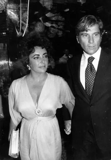 Nakon drugog razvoda od Burtona, Elizabeth je počela hodati s političarom Johnom Warnerom. Vjenčali su se 1976. godine, a Taylor je bila i dio njegove predizborne kampanje. Bili su braku nekoliko godina, a rastali su se 1982. Glumica je navodno smatrala kako je život žene političara užasno dosadan te je postala depresivna, pa je ova ljubavna priča relativno brzo došla svom kraju. 