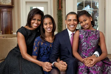 
Obitelj Obama i dalje je živjela u Chicagu gdje je Barack predavao pravo na istoimenom sveučilištu, no to se promijenilo jednom kada se počeo baviti politikom. Njegov put od profesora do senatora bio je brz, a nakon toga je uslijedio jedan od najvećih izazova pred njima - predsjednička kampanja. Michelle je bila snažan oslonac ambicioznom suprugu. Zanimljivo je da je javnost jednako voljela Michelle kao i Baracka, te da su mnogi politički analitičari zaključili kako su oni zapravo kao par vodili predsjedničku kampanju i zasluženo odnijeli pobjedu. Iako su mnogi upravo njihov brak proglasili idealnim, Michelle je u nekoliko navrata rekla kako to ne dolazi samo od sebe i da je iza njihovog braka mnogo truda i kompromisa.