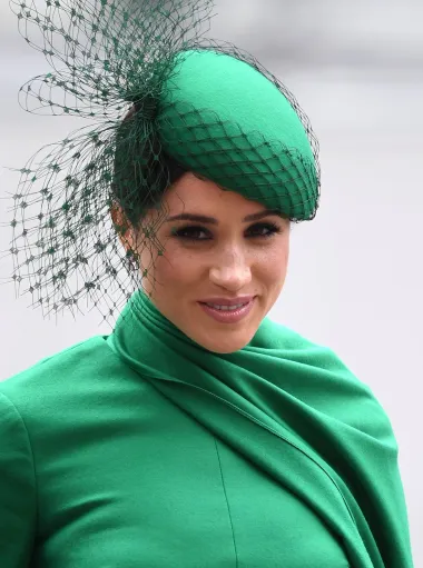 Obiteljsku trakavicu između Meghan Markle i njezinog oca Thomasa napamet zna valjda cijeli svijet. Meghan je sa svojim ocem prekinula svaki kontakt i to nakon što je on za novac medijima prodao njezino intimno, emotivno pismo njemu, a u kojem ga ona moli da prestane razgovarati s tabloidima i dijeliti im informacije iz njezina života. Kako se Thomas na kćerin zahtjev oglušio, Meghan ga je u potpunosti odlučila zaboraviti. Nije upoznao svoje unuke, a nije bio ni na njezinom vjenčanju. 