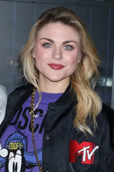 Frances Bean Cobain je slavna kći Kurta Cobaina i Courtney Love i može se reći da, blago rečeno, nije odrasla u idiličnoj obiteljskoj situaciji. Naime, njezin si je otac oduzeo život davne 1994., pa ga nije stigla praktički ni upoznati, a svoju je majku kao dijete gledala kako se drogira i bori s ovisnošću o alkoholu. Definitivno ne baš savršeno djetinjstvo, zar ne? Zbog svega toga, Frances Bean je 2009. završila pod skrbništvom svoje bake i tete te je pravno oduzeta svojoj majci. Iako su par puta pokušale izgladiti odnos, Frances Bean nikada nije mogla u potpunosti zaboraviti ružne slike iz svog djetinjstva pa su ona i Courtney i dalje na ratnoj nozi.