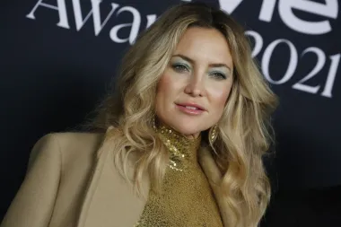 Glumica zlatne kose i širokog osmijeha, Kate Hudson, odrasla je bez puno kontakta sa svojim biološkim ocem Billom Hudsonom. Naime, njezina je majka Goldie Hawn u desetljećima dugoj vezi s Kurtom Russellom koji je Kate i njezinom bratu Oliveru cijelog života bio prava očinska figura. No, s tim se Bill Hudson nikada nije mirio pa je 2015. čak izjavio da su za njega njegova djeca mrtva. &quot;Oslobodio sam ih. Oliver je za mene mrtav, baš kao i Kate. Ne smatram ih svojom djecom&quot;, izjavio je tada Bill. Što reći osim - sva sreća da je Kate odrasla uz genijalnog frajera poput Kurta koji joj je pružio svu očinsku ljubav. 