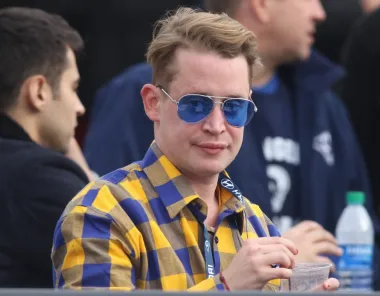 Danas 41-godišnji Macaulay Culkin bio je velika dječja zvijezda 1990-ih, a najbolje ga pamtimo kao preslatkog dječaka iz &quot;Sam u kući&quot;. No, iako su se njegovi roditelji pobrinuli da vrlo rano okusi slavu te ga neprestano vodili na glumačke audicije, Macaulay im do danas zamjera što zbog njihove ambicije da putem njega zarade goleme svote novca nikada nije imao šansu biti bezbrižno dijete. Teret slave ga je pritiskao cijelog života, zbog čega se borio i s ovisnostima o raznim opijatima, a priznao je i kako su ga roditelji fizički i psihički kao dječaka znali maltretirati. Zato je glumac nakon razvoda svojih roditelja krenuo živjeti neovisno te je javno priznao kako je bio presretan kada je svom ocu prvi puta mogao reći da od njega više ne treba ništa, jer ima sam svoj novac i uspješnu karijeru. 
