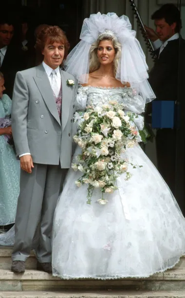Bill Wyman je slavni britanski gitarist i glazbenik, najpoznatiji po svom radu u grupi &quot;The Rolling Stones&quot;, a 1989. je šokirao javnost oženivši se za 34-godine mlađu manekenku u usponu Mandy Smith. Da, dobro si čula - Mandy je u trenutku počinjanja ljubavne veze s Billom imala samo 13 godina, a njihova je afera bila najveći skandal te godine. Vjenčali su se kada je Mandy napunila 16 godina te bila u stanju zakonski dati svoj pristanak za udaju, a Bill je rekao za medije kako je ona već sa 13 godina za njega bila odrasla žena. Očekivano, ovaj brak bio je na udaru zlih jezika, a u konačnici nije dugo ni potrajao. Naime, Bill i Mandy su se razveli nakon malo manje od 2 godine braka, a Mandy je dobila preko milijun funti u brakorazvodnoj parnici. 