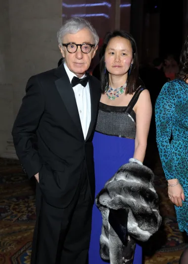 Soon-Yi Previn i Woody Allen u dugogodišnjem su braku, a zajedno odgajaju i dvoje djece, no unatoč tome što su u svojoj dvadesetogodišnjoj ljubavi pokazali cijelom svijetu koliko su skladan par - i dalje ne prestaju izazivati polemike gdje god da se pojave. Naime, Soon-Yi je bila tek djevojčica kada je upoznala Allena. Ona je zapravo posvojena kći njegove bivše supruge, Mie Farrow, a svog je sadašnjeg supruga upoznala dok je bila djevojčica, a on joj je bio očuh. Čudno, zar ne? Na kraju se ispostavilo da je privlačnost između Soon-Yi i Allena prevelika, pa su šokirali svijet i vjenčali se 1997. godine. S obzirom da je slavni redatelj ionako često optuživan za pedofiliju, ovaj mu je slučaj ženjenja vlastite pokćerke samo dodatno naudio reputaciji. 