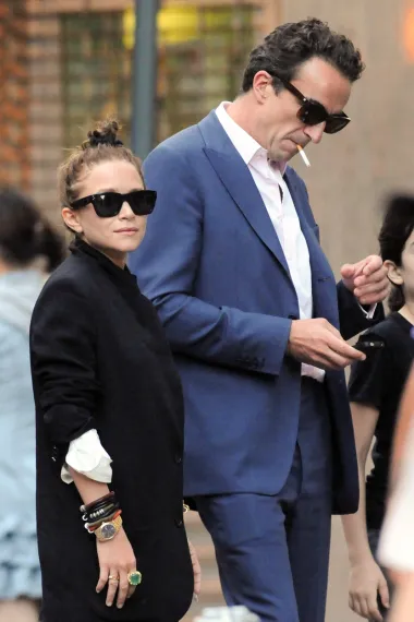 Iako manje čudan od nekih drugih brakova s ove liste, i ovaj je podignuo dosta prašine u javnosti. Naime, radi se o braku Mary-Kate Olsen i Oliviera Sarkozyja, a koji je sklopljen 2015. godine. Mary-Kate je u tom periodu odlučila napustiti filmske setove Hollywooda te se skrasiti u naručju bogatog bankara Sarkozyja koji je od nje stariji 17 godina. U trenutku vjenčanja, Mary-Kate je tako bilo 25, a njemu 42 godine. Iako su jedno vrijeme djelovali vrlo složno, svemu je navodno došao kraj baš zbog njihove razlike u godinama. Rastali su se tako 2021. godine, a uzrok prekidu bilo je neodobravanje glumičine obitelji cijelog tog braka. 
