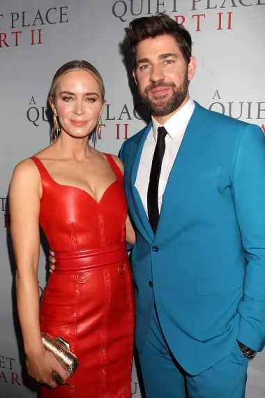 Emily Blunt i John Krasinki proslavili su 10 godina braka u srpnju 2020. i imaju dvoje djece, Violet i Hazel. Krasinski i Blunt upoznali su se preko zajedničkog prijatelja 2008. dok je Krasinski bio na večeri s glumcem Justinom Therouxom, a zajedno su ukupno 12 godina.