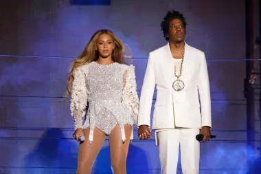 Kraljevski par iz svijeta glazbe, Beyoncé Knowles i Jay-Z, zajedno je 20 godina, a počeli su izlaziti 2002. godine nakon suradnje na brojnim pjesmama. Dva desetljeća kasnije i još uvijek osvajaju glazbenu industriju, izgradili su zajedničko carstvo od preko milijardu dolara i imaju troje zajedničke djece.