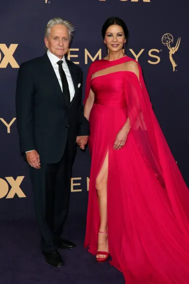 Kada je Catherine Zeta-Jones upoznala 25 godina starijeg Michaela Douglasa 1996., on joj se udvarao govoreći: &quot;Želio bih postati otac tvoje djece&quot;. Tako je i bilo - par se vjenčao 2000., a zajedno su već 25 godina. Prošli su kroz neke teške trenutke, uključujući Michaelov rak grla i kratku razdvojenost 2013., ali su uspjeli ostati zajedno. Imaju dvoje djece, sina Dylana i kćer Carys.