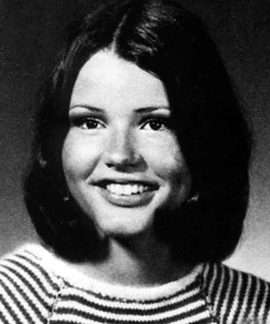 Pravog imena Virginia Elizabeth Davis, danas znana kao Geena Davis, rođena je 21. siječnja 1956. nedaleko Bostona, u obitelji svećenika i učiteljice. Od malena je lijepa Geena pokazivala sklonost umjetnosti, glazbi i glumi, a roditelji su je poticali u izražavanju interesa – pa je tako već u osnovnoj školi znala vrsno svirati piano i flautu, a kasnije je usavršila i sviranje orgulja. Kao srednjoškolska, Geena je otišla na dvogodišnju razmjenu studenata u Švedsku te tako i danas tečno priča jezik te zemlje. No, mnogo bitnije od toga priča li švedski je to da se Geena upravo u toj skandinavskoj zemlji zaljubila u glumu i odlučila nakon svog povratka upisati studij glume u Bostonu. Kako je zamislila, tako je i napravila – pa je 1979. diplomirala dramske umjetnosti na Akademiji u Bostonu, no nije se odmah upustila u glumačke projekte već je postala traženi model. Preselila se u New York i počela zarađivati kao manekenka, a mnogi su joj predviđali golemi modni uspjeh. No, sudbina je htjela da Geena postane malo više od njujorškog modela...