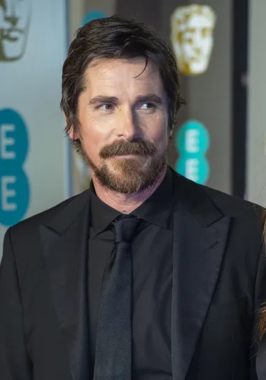 Teško je izdvojiti što nam je najdraže kod ovog velškog glumca poznatog po brojnim transformacijama zbog svojih uloga. Rođen 30. siječnja 1974., Christian Bale definitivno spada u kategoriju jedinstvenih i talentiranih muškaraca, a kad ga vidimo s bradom (bilo koje dužine), jednostavno mu ne možemo odoljeti. Bale je oskarovac i jedno od najvećih imena Hollywooda, a prvi puta je privukao pažnju javnosti kada je sa samo 13 godina izabran za glavnu ulogu u „Carstvu sunca“ Stevena Spielberga, gdje je glumio engleskog dječaka koji, odvojen od roditelja, ostaje zarobljen u japanskom zarobljeničkom logoru tijekom Drugog svjetskog rata. Entertainment Weekly proglasio ga je jednim od osam najmoćnijih kultnih filmskih figura u posljednjem desetljeću. Bale je oženjen sa Sandrom &quot;Sibi&quot; Blazic, bivšim modelom, vizažisticom i osobnom pomoćnicom Winone Ryder, a zajedno imaju i dvoje djece. 