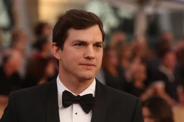 Jedan od najzgodnijih Vodenjaka definitivno je i Ashton Kutcher. Otkako se proslavio ulogom Kelsa u seriji „Lude 70-e“, pomno pratimo svaki projekt u kojem sudjeluje ovaj zgodni 43-godišnji glumac. Rođen 7. veljače 1978. godine, sretno je oženjen za svoju kolegicu Milu Kunis s kojom ima dvoje djece. Podsjetimo se, s njom je Ashton glumio na setu &quot;Ludih 70-ih&quot;, a iako su tada bili samo prijatelji, na kraju se ispostavilo da su srodne duše. Ashton je inače poznat po brojnim romantičnim komedijama koje je snimio u svojoj dugoj karijeri, ali i po propalom braku s glumicom Demi Moore. 