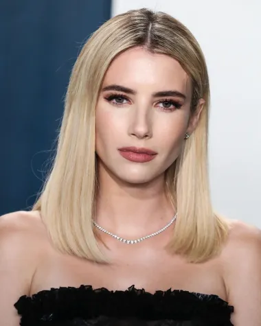 Još jedna Vodenjakinja na našoj listi je i lijepa 31-godišnjakinja Emma Roberts. Ova američka glumica, pjevačica, tekstopisac i dizajnerica je kćerka glumca Erica Robertsa. Kao vrlo mala Emma Roberts provodila je mnogo vremena na filmskim setovima, na kojima je glavna zvijezda bila njezina teta, nezaboravna „Zgodna žena“, odnosno Julia Roberts. Stoga i ne čudi što su sva ta iskustva probudila u njoj želju da prati oca i tetu u filmskoj industriji. Unatoč tome što je Kelly Cunningham, Emmina majka, željela da njezina djevojčica ima normalno, obično djetinjstvo, devetogodišnja Emma pojavila se u filmu &quot;Blow&quot; (Bijeli prah) i tako počela svoju karijeru. Pravu svjetsku slavu, međutim, Emma Roberts okusila je kao trinaestogodišnjakinja, i to onda kad je dobila ulogu Addie u teen seriji „Unfabulous“. TV serija premijerno je prikazana u rujnu 2004., a uskoro je postala i jedna od najgledanijih teen serija programa Nickelodeon. Za nastup u toj TV-seriji zaradila je čak devet nominacija, i to na dodjelama nagrada &quot;Teen Choice&quot;, &quot;Young Artist&quot; i &quot;Kids Choice&quot;. Danas je sretno udana i majka jednog djeteta, a više no glumom bavi se modom. 