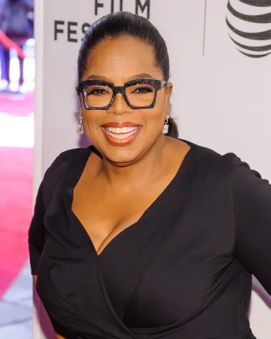 Oprah Winfrey imala je mučan i turbulentan život koji ju je doveo do zvijezda. Danas ju se smatra trećom najmoćnijom ženom svijeta, a njezin je rad promijenio američko društvo i kulturu. Ova slavna TV voditeljica, novinarka i glumica stvorila je iz ničega golemo medijsko carstvo, ali izgradila i reputaciju žene nasalomljiva duha. Rođena je 29. siječnja 1954. godine u Kosciusku u američkoj saveznoj državi Mississippi. Rođena je u toliko siromašnoj obitelji da je jednom prilikom izjavila kako su joj jedine igračke bile kukci. Odgajala ju je samohrana majka, odijevajući je zbog neimaštine u vreće od krumpira, što je izazivalo podsmijeh među njezinim vršnjacima. Osim krajnjeg siromaštva, buduća najbogatija Afroamerikanka imala je traumatično djetinjstvo zbog toga što ju je ujak silovao u dobi od devet godina, a ostala je trudna s 14 godina i izgubila tek rođenog sina koji je preminuo zbog preuranjenog poroda. Kada su joj bile 23, rečeno joj je da nikada neće uspjeti u svijetu medija – no ona je svima pokazala koliko može i vrijedi. Postala je hvaljena glumica te najpoznatija TV voditeljica svijeta, a danas se njezino bogatstvo procjenjuje na nekoliko milijardi dolara. 