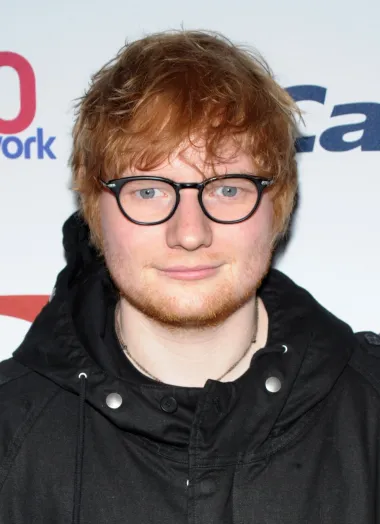 Najveći pop glazbenik današnjice, crvenokosi Britanac s bezbroj tetovaža, Ed Sheeran, morao se naći na našoj listi slavnih Vodenjaka koje obožavamo. Ovaj vizionar je napustio srednju školu kako bi se bavio glazbom, a definitivno nije pogriješio s odlukom jer mu se danas bogatstvo procjenjuje na preko 150 milijuna dolara. Svaki album ovog pjevača, glumca i producenta iznjedrio je barem dva velika glazbena hita, a posebno su popularne njegove romantične balade, za koje se tvrdi da su najizvođenije pjesme na vjenčanjima svih vremena. &quot;Perfect&quot;, &quot;Thinking Out Loud&quot;, &quot;Castle on the Hill&quot; i &quot;Shape of You&quot; samo su neki od njegovih najpopularnijih singlova koji su ga pretvorili u megazvijezdu današnjice. Inače, Ed je oženjen od 2019. sa svojom prijateljicom iz djetinjstva, Cherry Seaborn, a par ima i kćerkicu. 