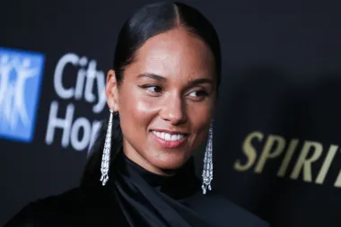No, osim što je znana po glazbenim singlovima, lijepa Alicia prava je revolucionarka kada je riječ o beauty standardima Hollywooda. Naime, prije pet godina odlučila je da se na sceni više neće pojavljivati s tonom šminke te je zabranila da se njezine fotografije u časopisima retuširaju. Velika je zagovornica prirodne ljepote te se ne srami na crveni tepih doći s nesavršenim tenom i frizurom koju je sama napravila. Svojim primjerom pokrenula je trend no make-up looka, a mnoge druge slavne dame podržale su je u nastojanju da nerealne holivudske standarde ljepote napokon dovede u red - i razotkrije ih kao seksističke. 