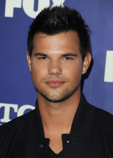 Otkako se proslavio ulogom Jacoba u filmskom serijalu &quot;Sumrak&quot;, Taylor Lautner ukrao je srce mnogim ženama diljem svijeta, a ovaj slavni Vodenjak rođen je 11. veljače 1992. Zgodni Taylor za glumu se zanimao od malih nogu, a kad je imao sedam godina, na nagovor trenera karatea prijavio se na audiciju za reklamu za Burger King. Iako nije bio izabran, iskustvo s audicije toliko mu se svidjelo da je roditeljima priopćio kako želi biti glumac.Taylor je glumio u raznim filmovima i posuđivao glas u crtićima, a konačni probitak u svijet glumaca značila je za njega uloga Sharkboya u filmu „The Adventures of Sharkboy and Lavagirl“. No, najveći uspjeh ostvario je u franšizi „Sumrak saga“ gdje je očarao gledateljice diljem svijeta. Inače, Taylor je strastveni sportaš, a svoj neobičan izgled duguje indonezijsko-nizozemskim korijenima. Nedavno se i oženio s medicinskom sestrom s kojom dijeli ime: Taylor Dome. 