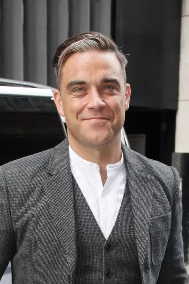 Poznat kao nekadašnji zločesti dečko svijeta popa, slavni pjevač Robbie Williams rođen je 13. veljače 1974. godine i najstariji je na našem popisu. I iako je njegov vrhunac karijere prošao davnih dana, ne možeš poreći da ovaj Britanac i dalje ne izgleda itekako dobro. Podsjetimo se, proslavio se u bendu &quot;Take That&quot;, a kasnije se dokazao i kroz solo karijeru tijekom koje je osvajao vrhove glazbenih ljestvica brojnim svojim hitovima. No, iako se na profesionalnim planu sve za njega činilo idiličnim, on je tijekom svog života imao brojne probleme s psihičkim zdravljem, debljinom i ovisnostima, no uspio je pobijediti svoje demone. Danas je otac četvero djece te je u sretnoj vezi s glumicom i majkom svoje djece,  Aydom Field. 