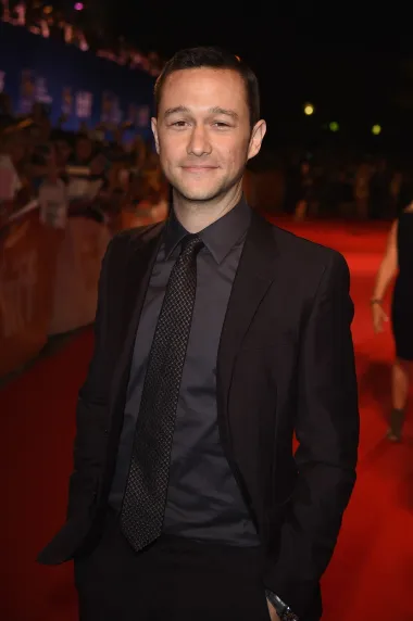 Joseph Gordon-Levitt na sceni je od ranih devedesetih, a pratimo ga još otkako se proslavio u seriji „Treći kamenčić od Sunca“ i sporednom ulogom u filmu „10 razloga zašto te mrzim“. Možda nije definicija tipičnog ljepotana, ali ovaj američki glumac rođen 17. veljače 1981. za nas će zauvijek biti pojam holivudskog slatkiša šarmantnog osmijeha. Oženjen je od 2014., a ima i dvoje djece. 