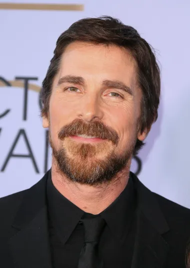 Rođen 30. siječnja 1974., Christian Bale definitivno spada u kategoriju jedinstvenih i talentiranih muškaraca, a nebrojeno se puta dokazao na filmu kao vrstan glumac spreman na velike žrtve za što uvjerljivije odrađenu ulogu. Ovaj uskoro 49-godišnji oskarovac postao je dječja zvijezda kada se pojavio u Spielbergovom filmu &quot;Carstvo sunca&quot;, a u kojem je kao 13-godišnjak tumačio dječaka zatočenog u japanskom kampu za zarobljenike tijekom Drugog svjetskog rata. Nakon toga - za njega su samo zvijezde bile granica. Glumio je tako Batmana, ali i izmučene boksače, serijske ubojice i mnoge druge zanimljive likove. Smatra ga se jednim od najboljih glumaca svoje generacije, a na žalost mnogih žena, sretno je oženjen već više od 20 godina. Naime, njegovo je srce ukrala Sandra &quot;Sibi&quot; Blazic s kojom ima i dvoje djece. 